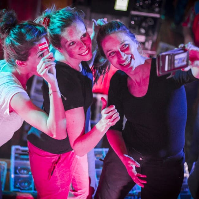 Hübsche Frauen machen ein Selfie an der Dampfkesel bar