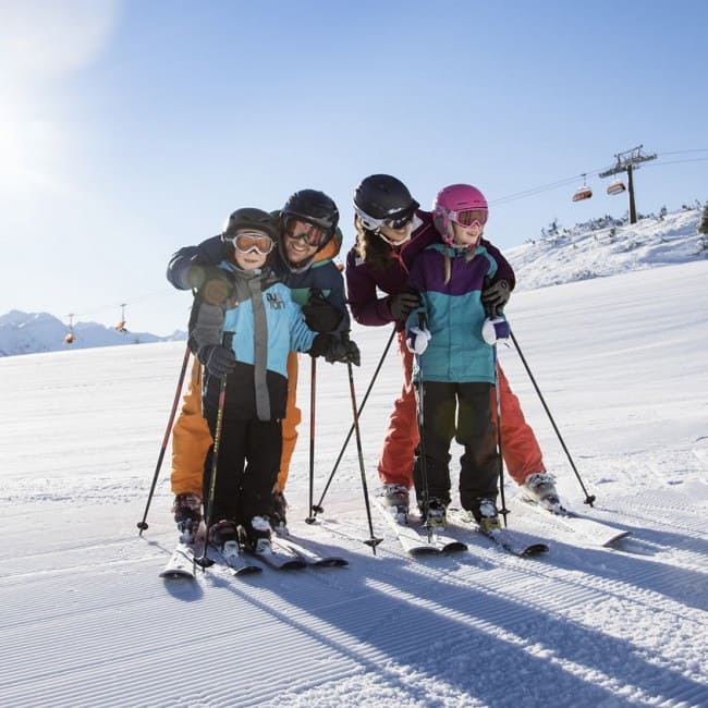 Familie beim Skifahren in Flachau